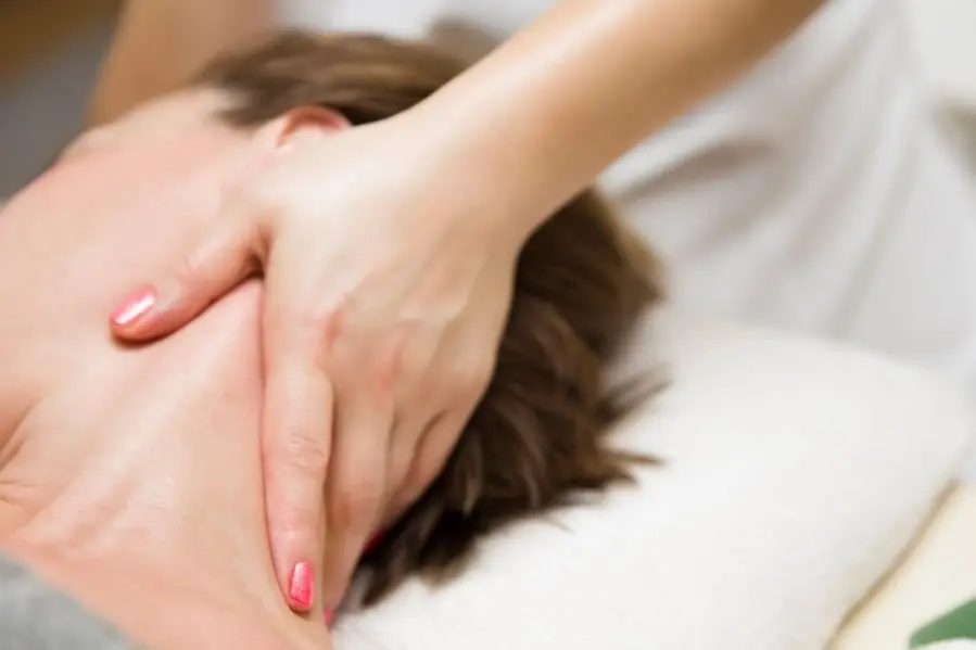 Quand s'inquiéter et consulter un professionnel pour un torticolis du sommeil techniques manuelles effectuées par une une kinésithérapeute pour soulager un torticolis douloureux