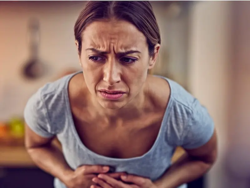 Quelles intolérances alimentaires provoquent des gaz ? une femme qui souffre d'intolérance alimentaire qui lui provoque des balonnements inconfortables et des flatulences fréquentes